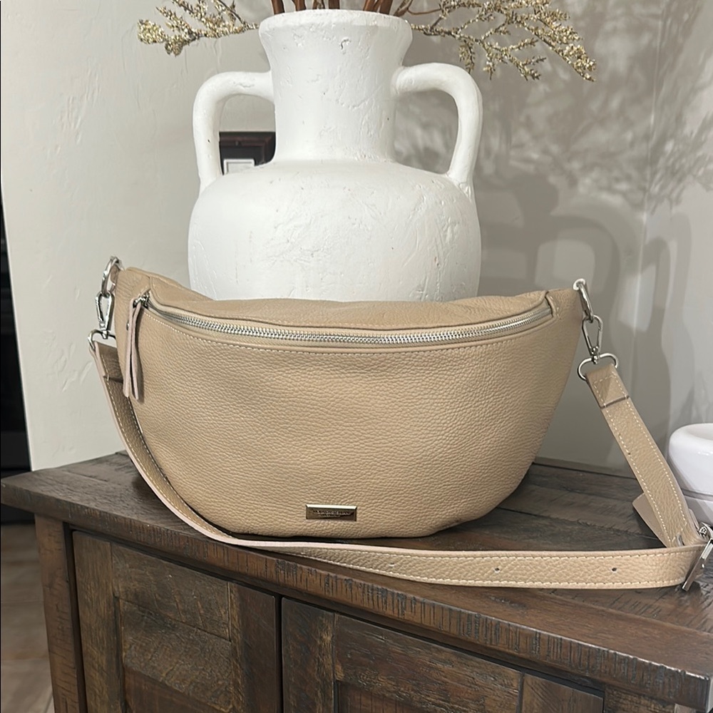 Elegant Beige Crossbody Bag by Viola Castellani.... made in Italy.🇮🇹